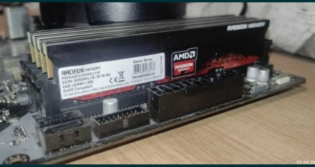 Оперативна память 4 планки AMD 16 GB (4x4GB) DDR4 3000 MHz