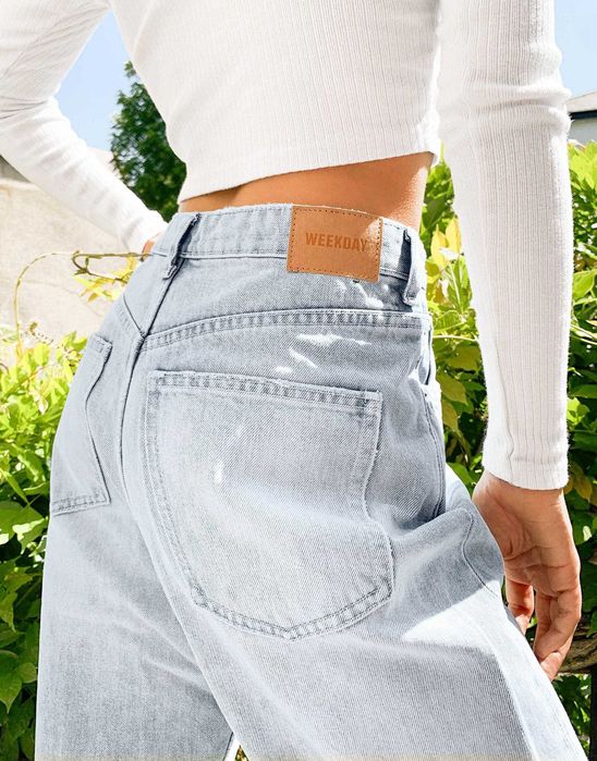 Голубые джинсы Weekday. Модель баррел barrel