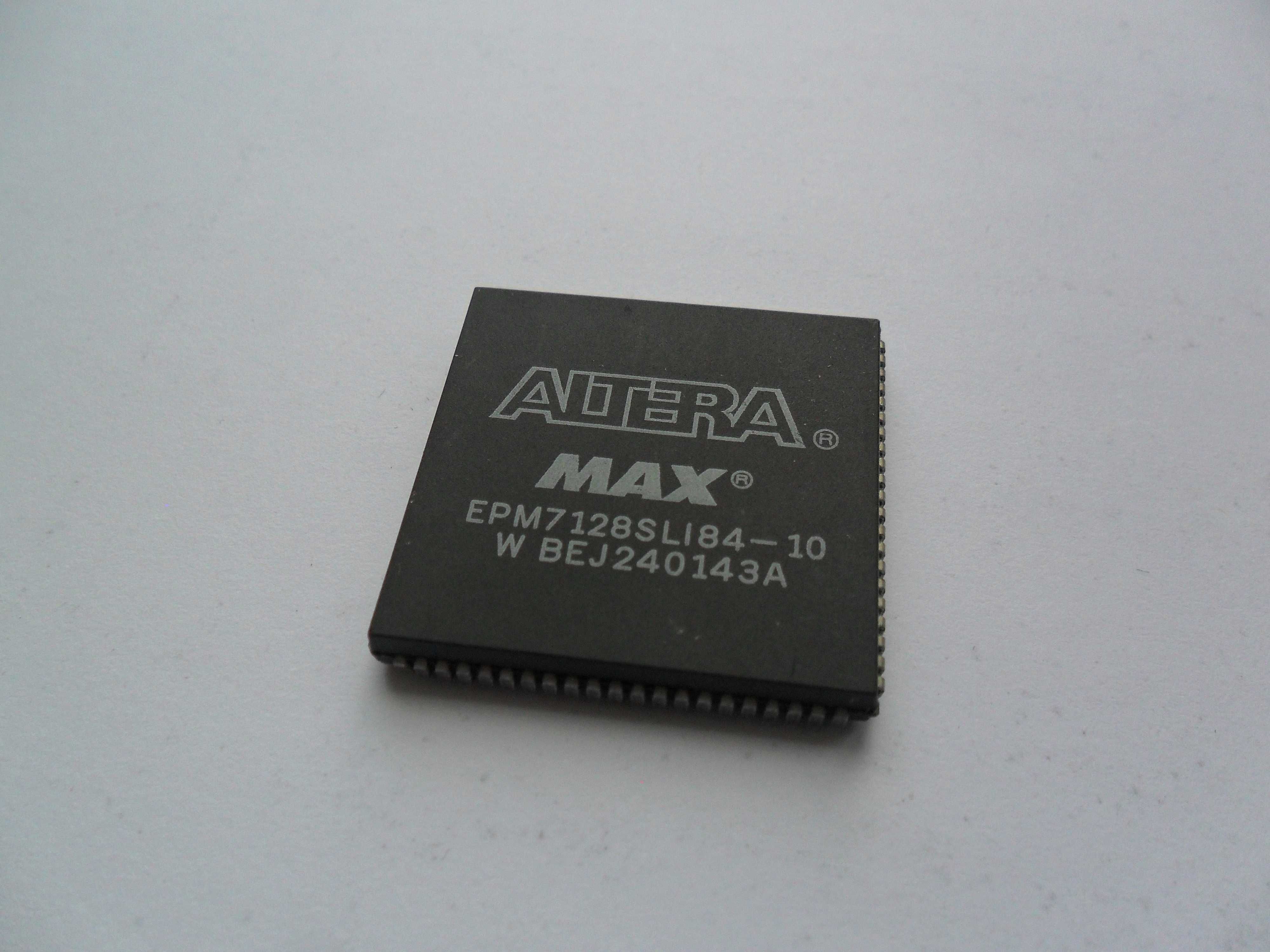 Продам   микросхему ALTERA  EPM 7128 SLC 84-10,  12,  15