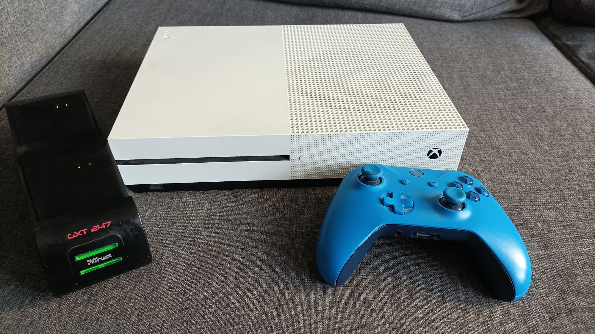 Xbox one S 512 GB z padem i ładowarką