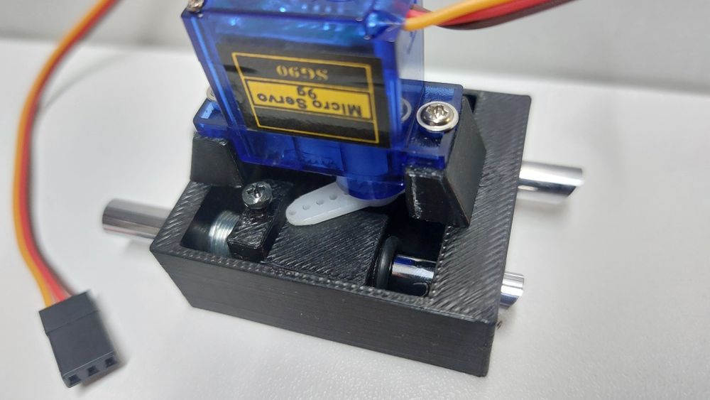 Mechanizm klap spustowych do łódki zanętowej