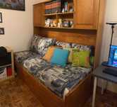 Estudio com gavetão + Gavetas e parteleiras + colchões incluidos