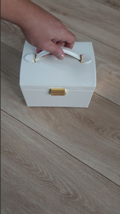 Elegancka szkatułka na biżuterię z lusterkiem – idealny na prezent