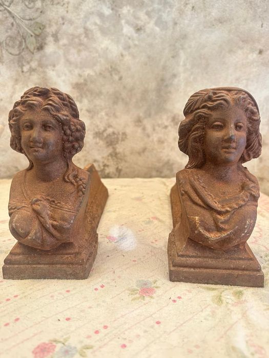 Par figuras em ferro fundido