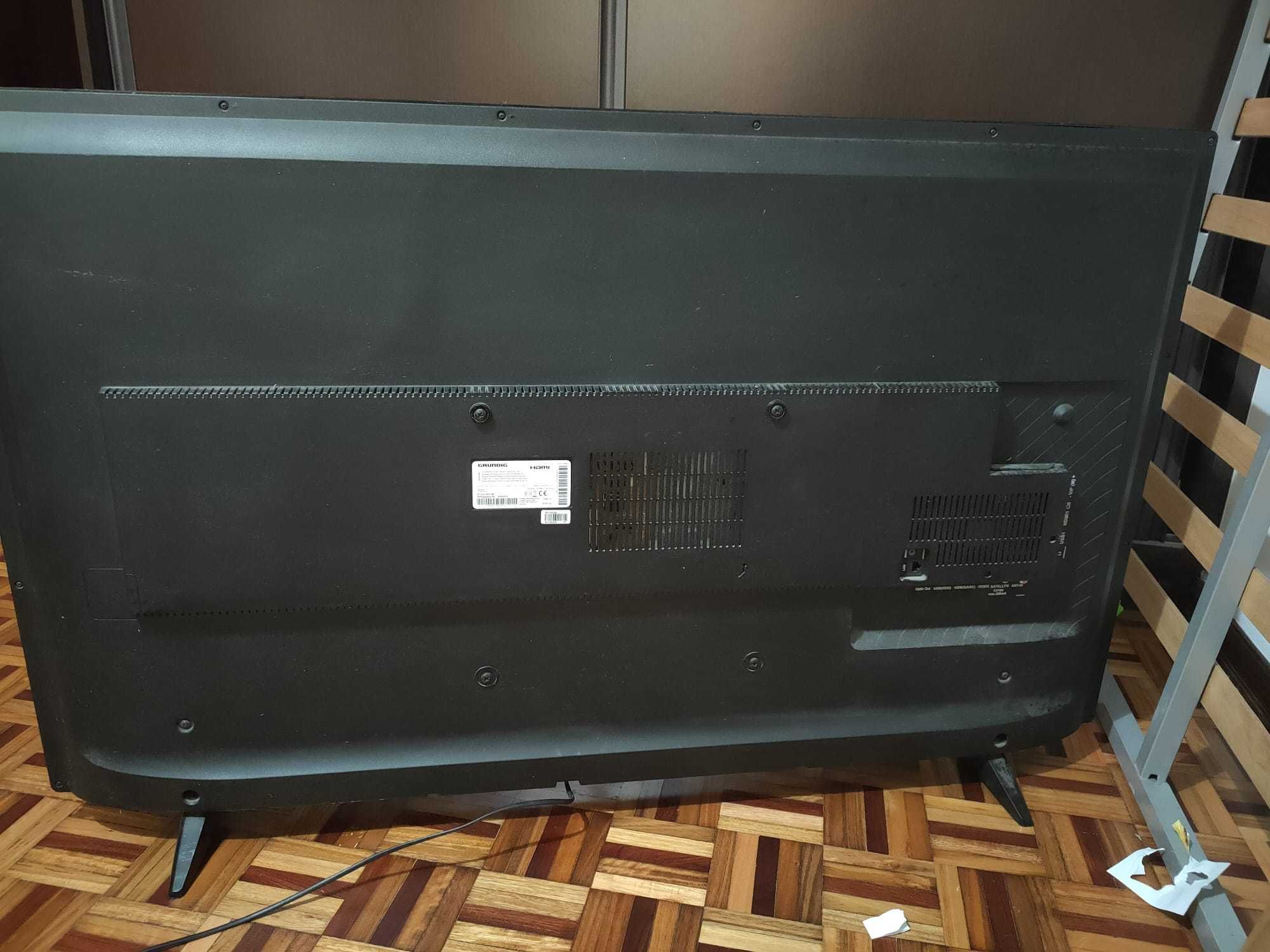 Televisão Grundig 55', modelo 55VLX7810BP, para peças (ecrã partido)