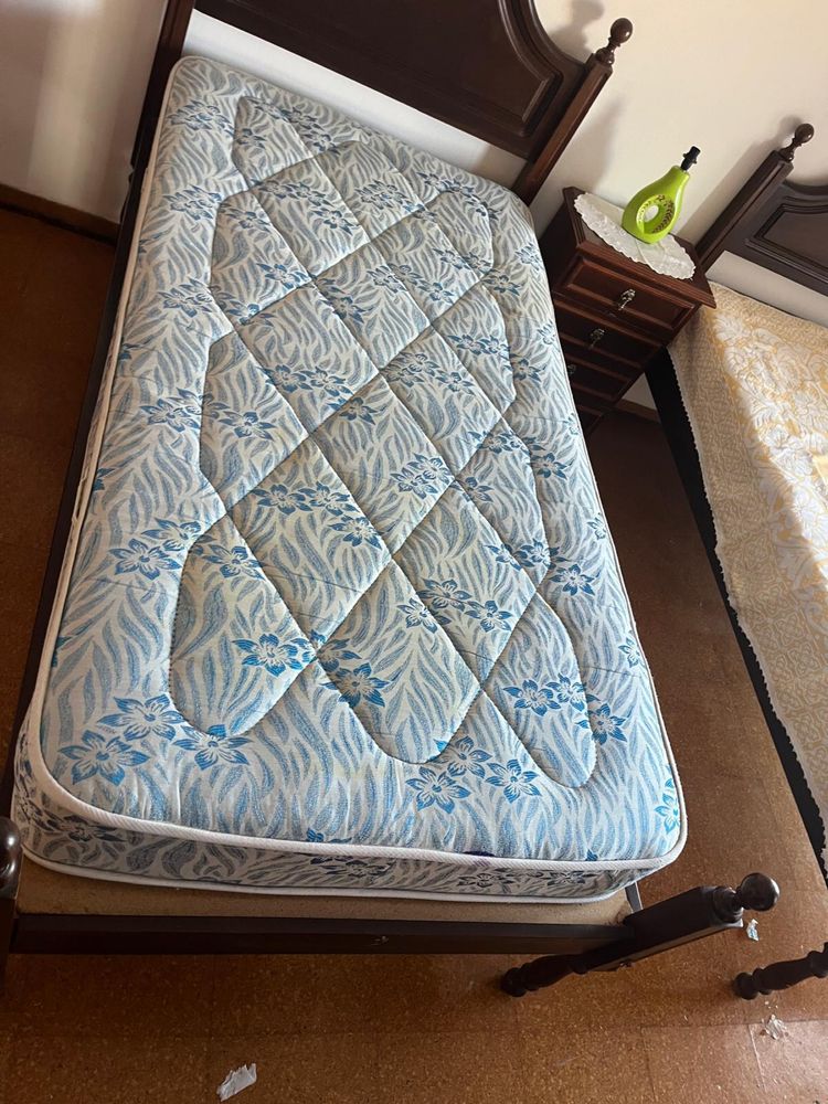 Cama Solteiro com mesa de cabeceira