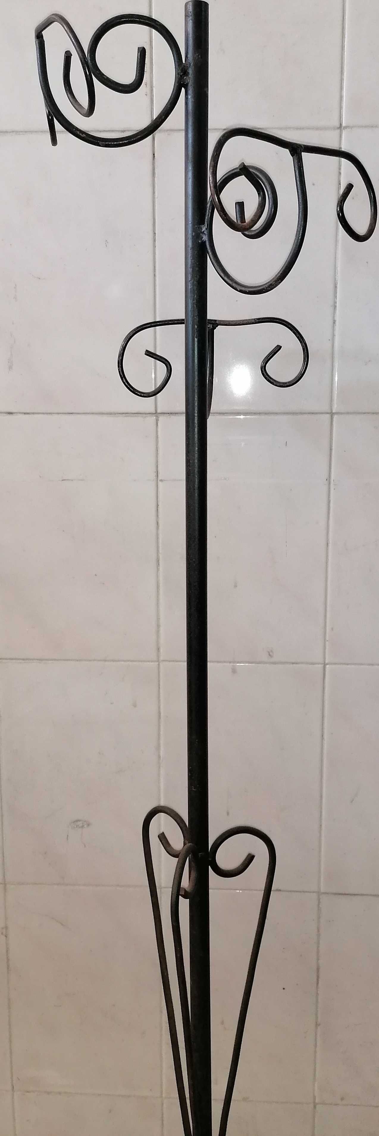 Bengaleiro alto em ferro decorado, por 30€
