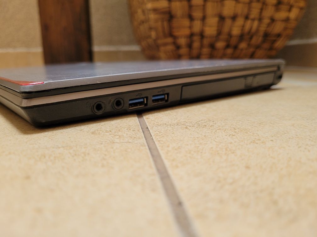 Laptop Fujitsu- i7 , 8gb ram, dysk SSD 256,Podświetlana klawiatura