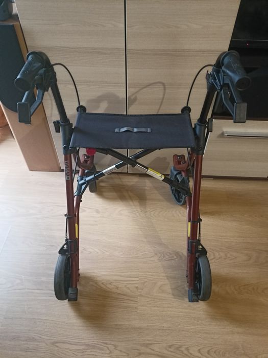 Chodzik z siedziskiem czterokołowy