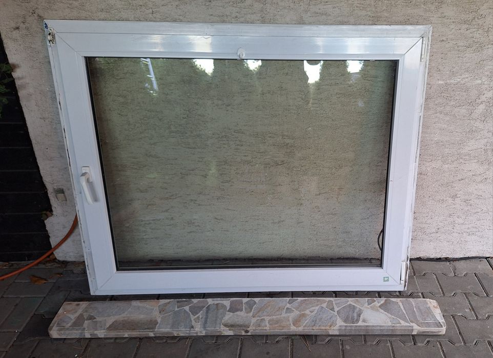 Okno 150x120  z roletą zew parapet wewnetrzny
