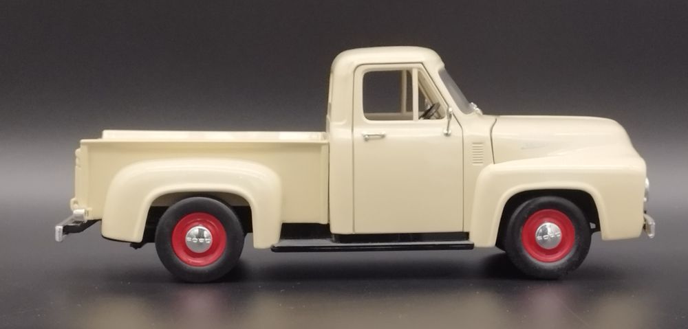 1:18 Road Legends  Ford Pick Up 1953 Colonial White model