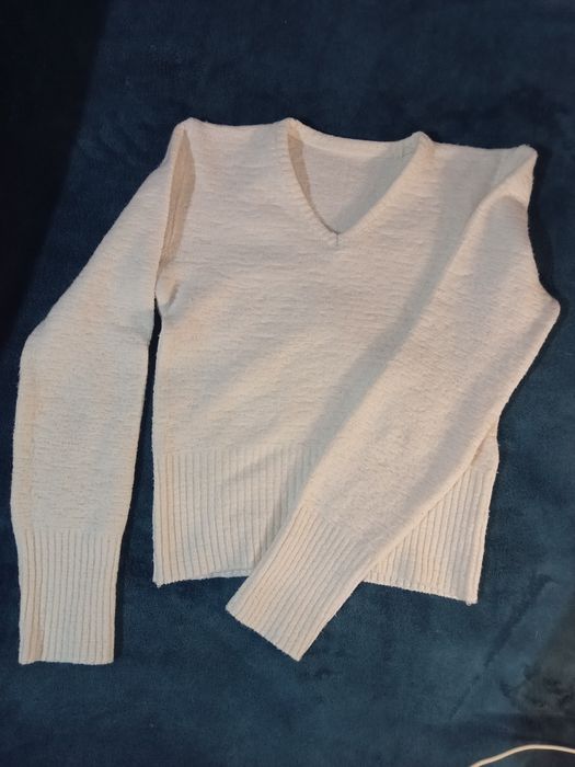 Білий жіночий светр із V - подібним вирізом
