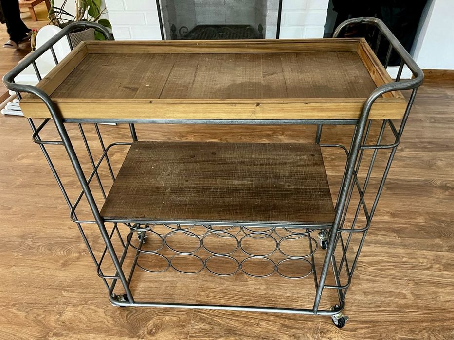 Mesa de apoio e garrafeira