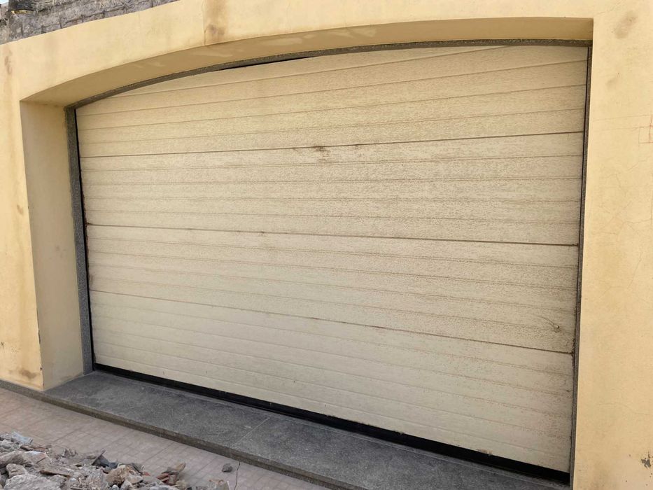 portão de garagem seccionado com motor BFT