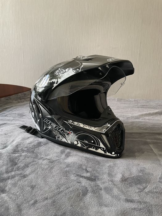 Продається шолом кросовий білого кольору,надівався пару разів,ідеал