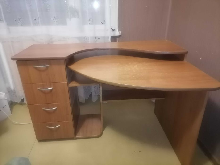 Стіл кутовий в непоганому стані  170х110    ''тільки самовивозом''