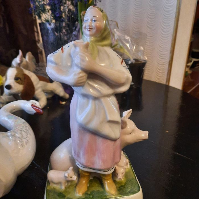 Фарфоровые статуэтки ссср свинарка и конфетница лебедь