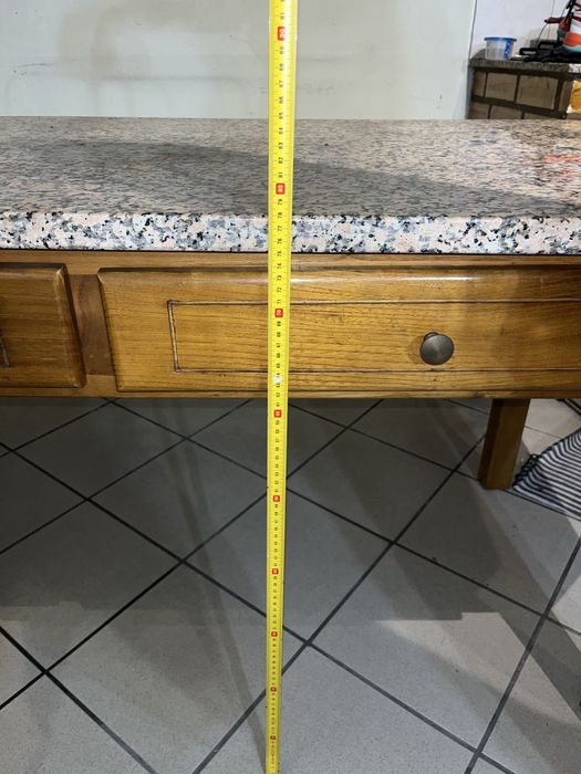 Mesa de pedra com 4 cadeiras