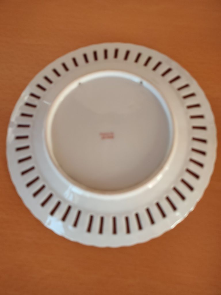 Conjunto de pratos em porcelana japonesa.