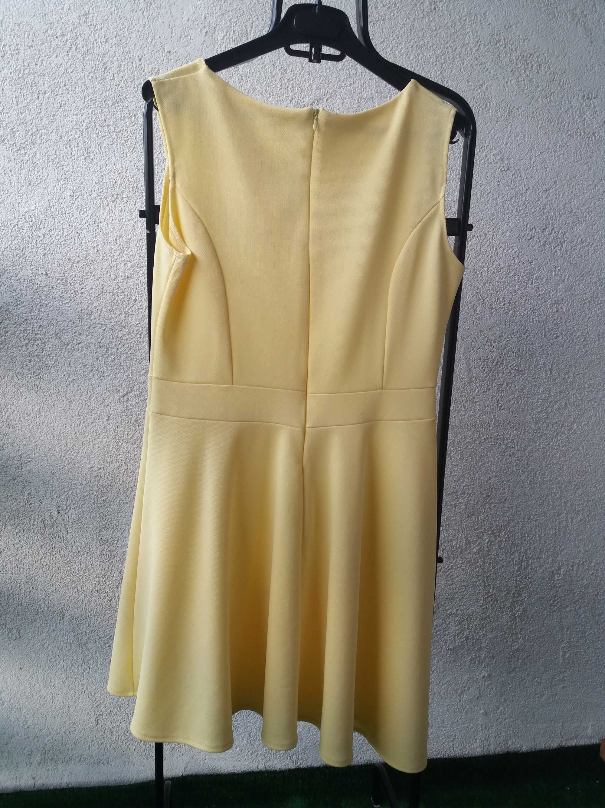 Żółta asymetryczna sukienka z dekoltem V