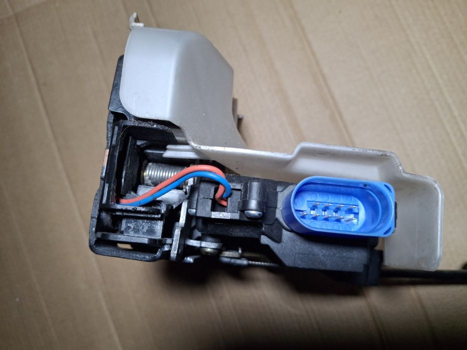 Замок двери Фольксваген Джетта 2006 год