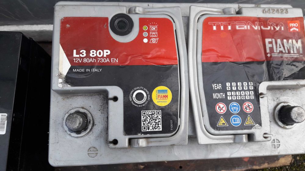 Akumulator samochodowy 12 V 80 Ah.