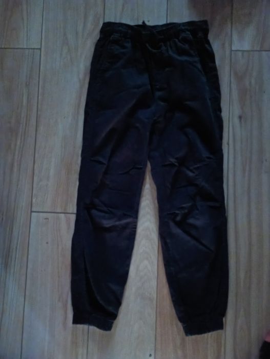 Спортивні штани джогери H&M розмір 8-9років чорний колір.