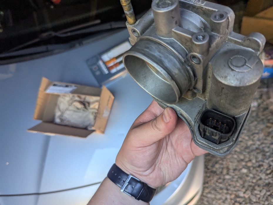 Дросельна заслонка на Opel Omega B 2.2