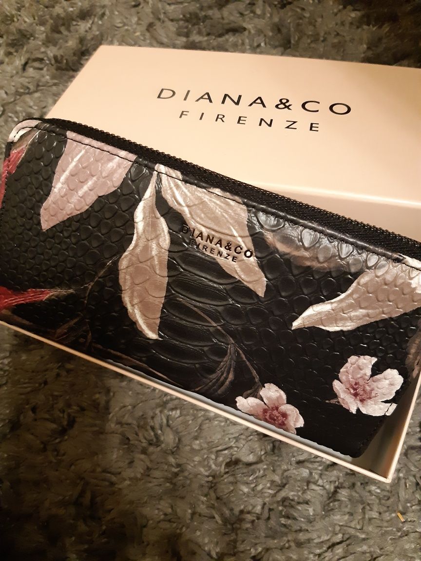 Portfel elegancki damski duży czarny w kwiaty z Włoch Diana&Co 20 cm