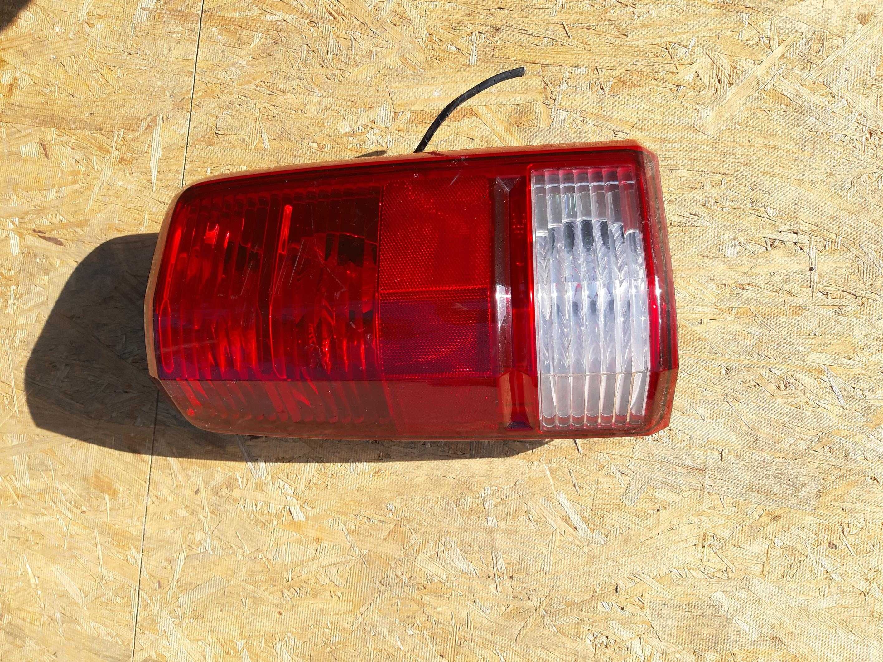 Lampa DODGE NITRO prawa oryginał