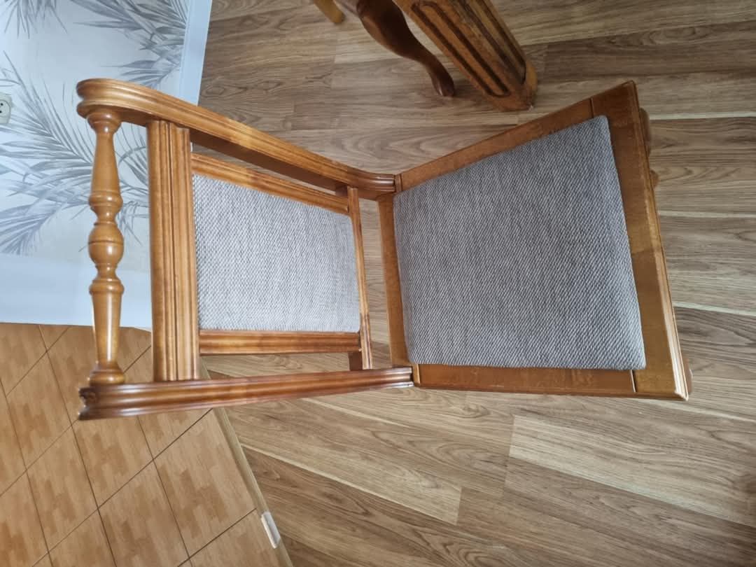 Sprzedam Meble dębowe stół krzesła i komoda.