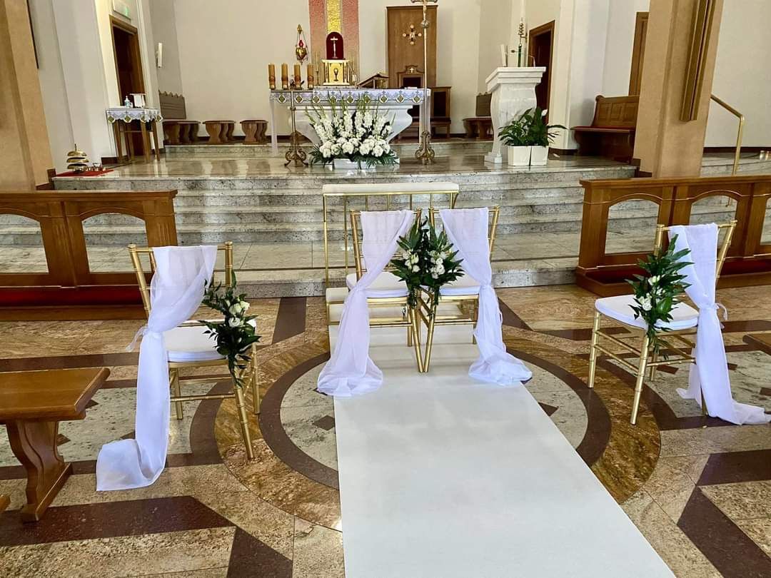 Krzesła krzesło Chiavari złote, stoły.