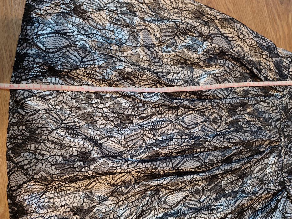 Sukienka biała z czarną koronką