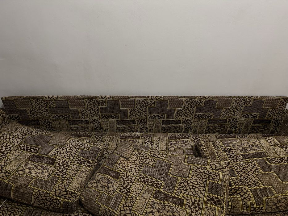 Диван зелений на ніжках