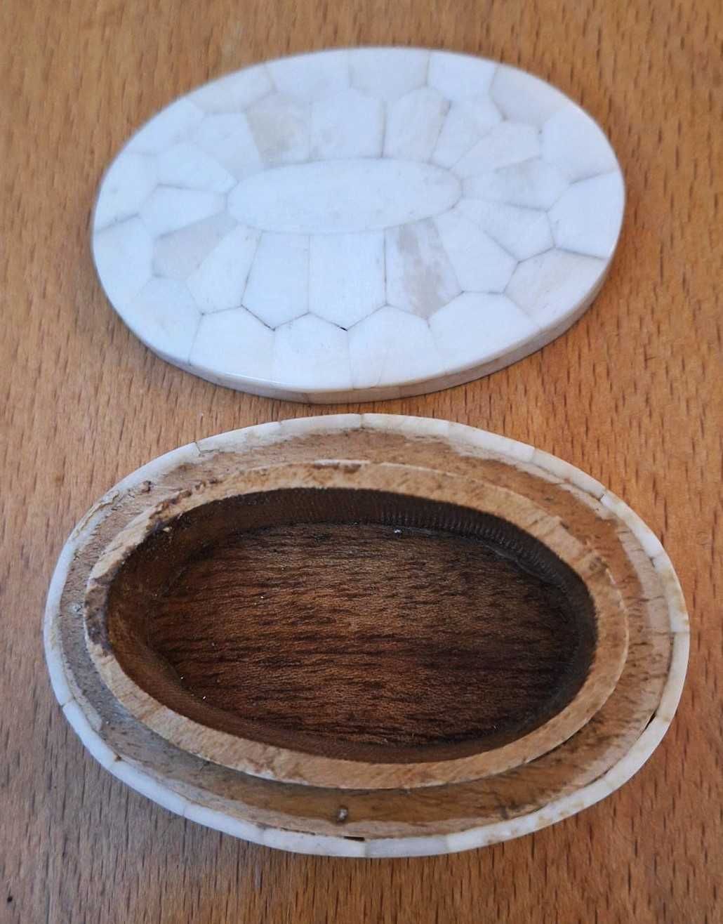 Caixa oval em placas de osso e madeira