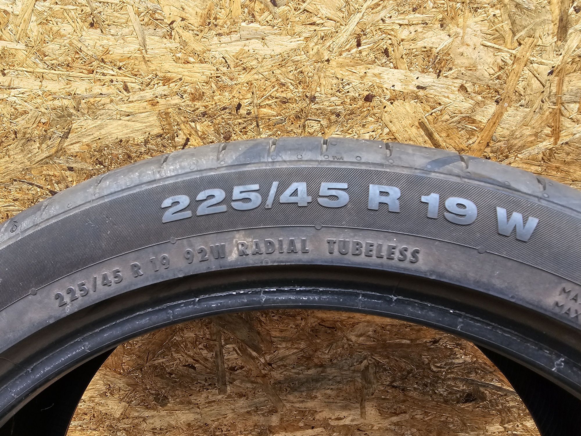 BDB Stan!!  5,8mm. 225/45 r19 Continetal ContiSportContact