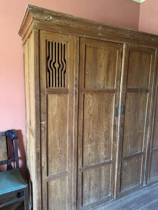 Roupeiro muito antigo para restauro