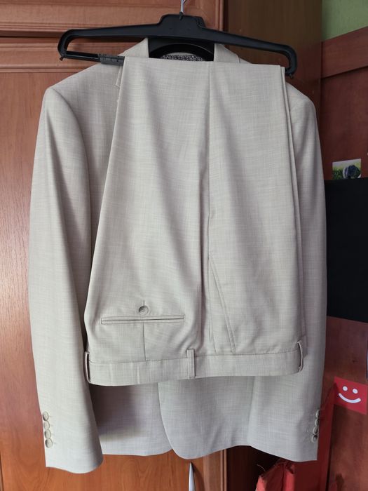 Garnitur vestus beżowy modny na lato