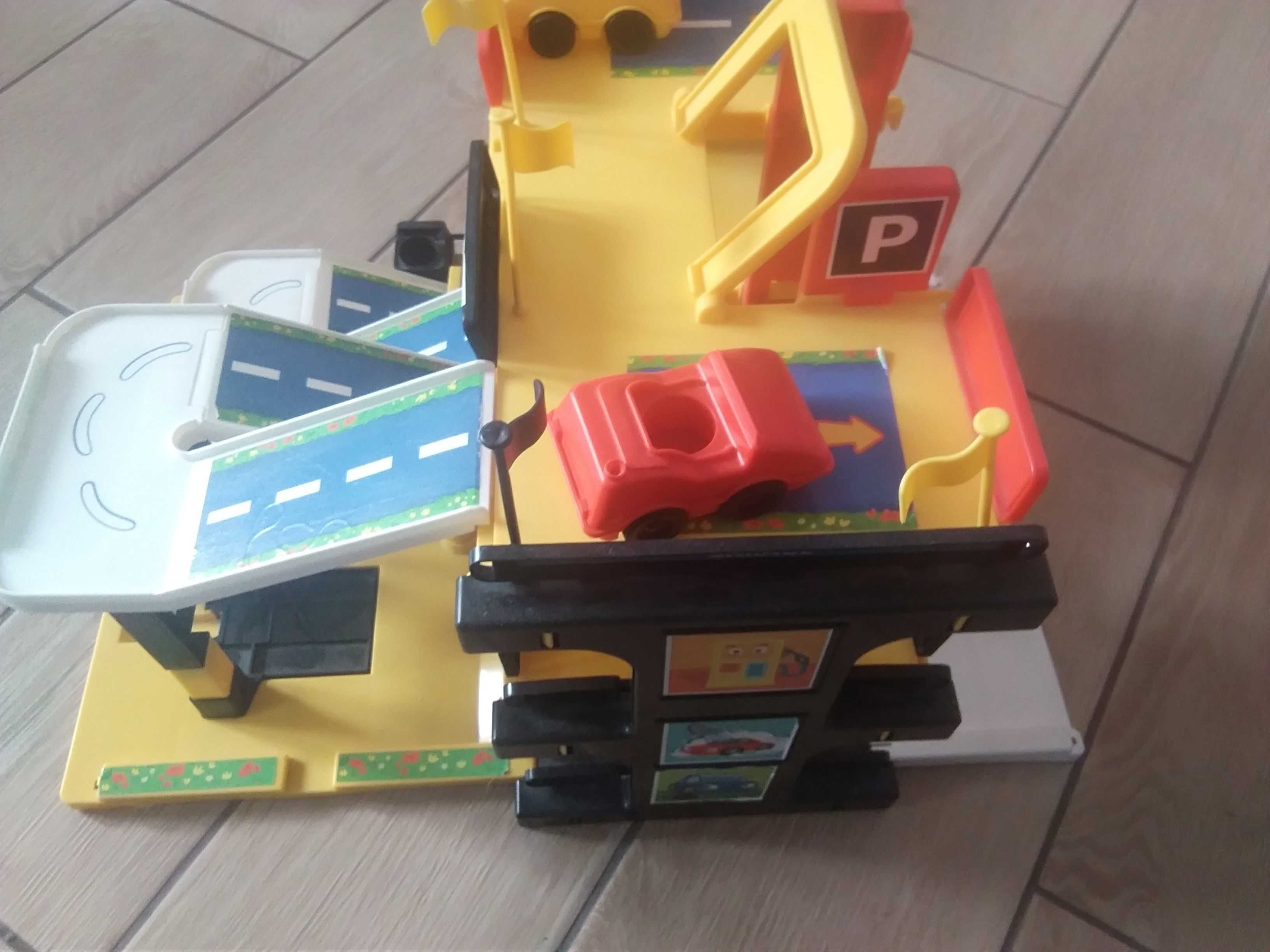 Parking z 2 autami Wader