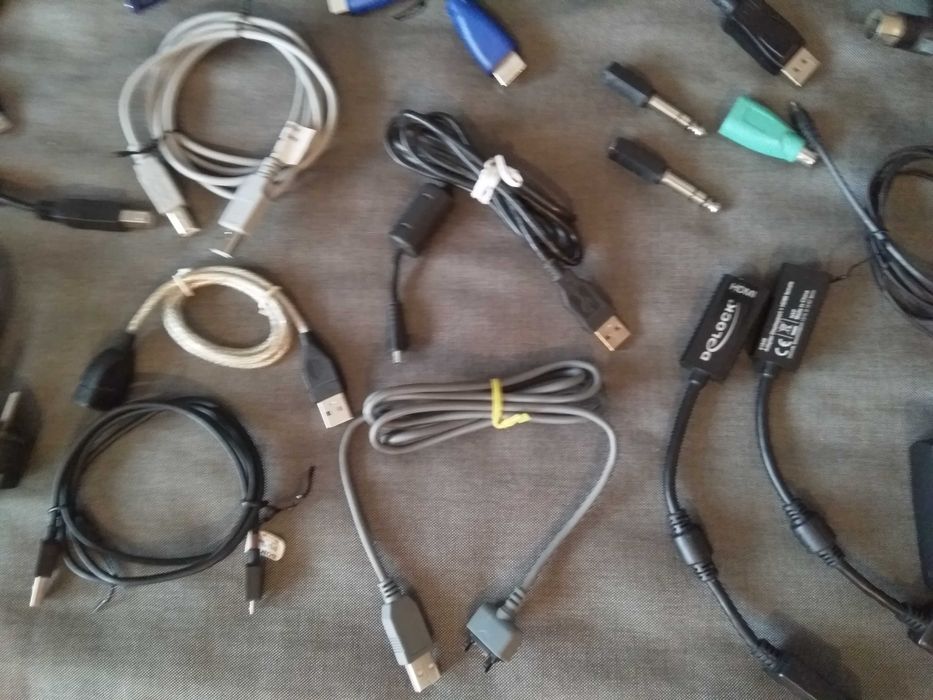Zestaw kabli, przejściówek (vga, hdmi, usb, mini, euro), router itp