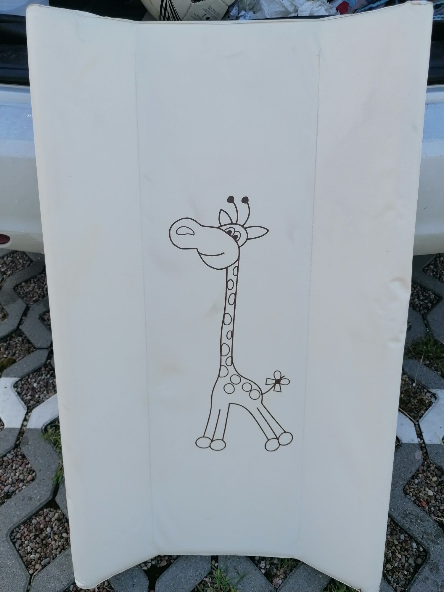 Biały przewijak z żyrafą