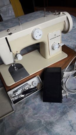 Швейная машинка Чайка 132-М с электроприводом.