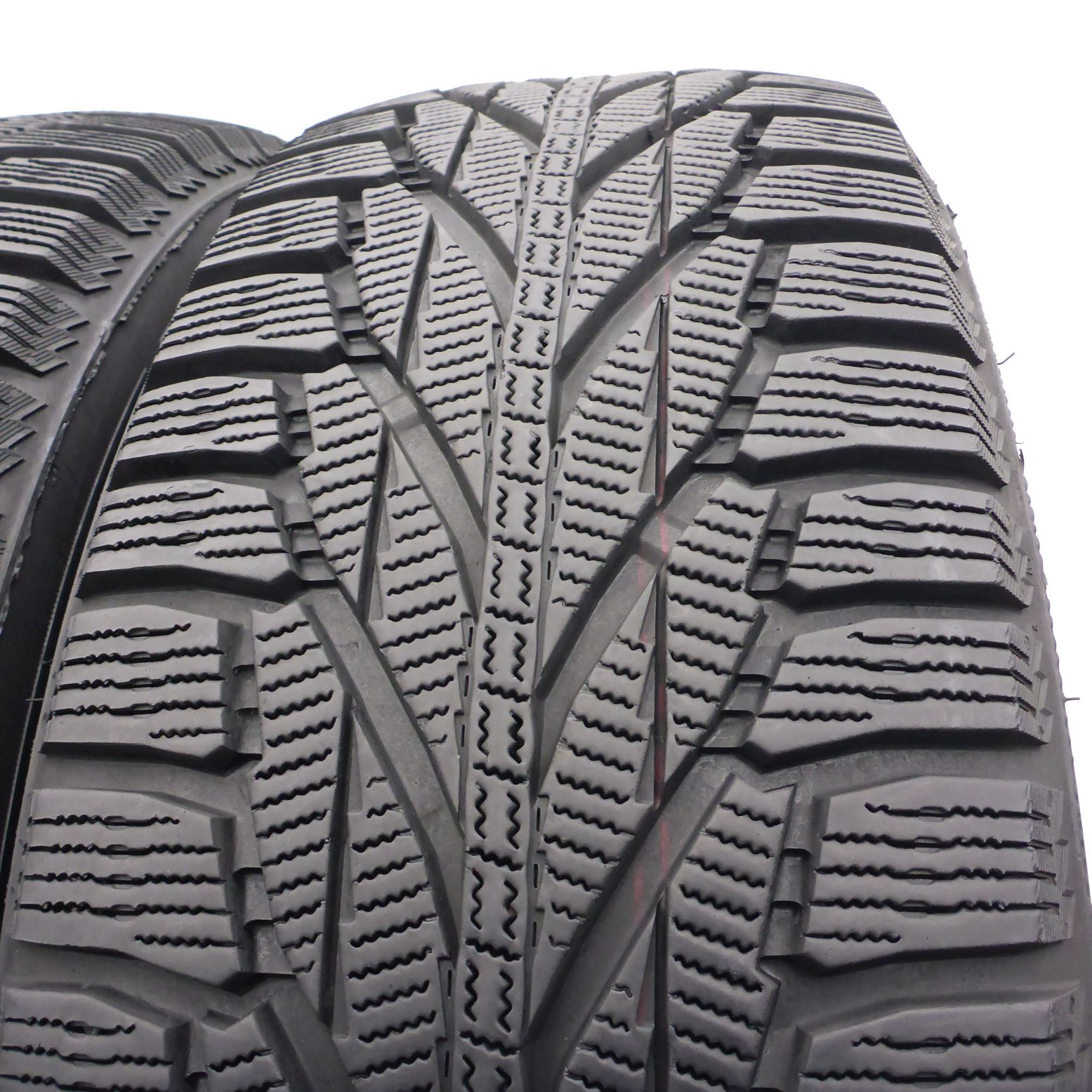 235/75/15 Nokian 235/75R15 105R Hakkapelitta R2 SUV Zima 7,2mm 2014
