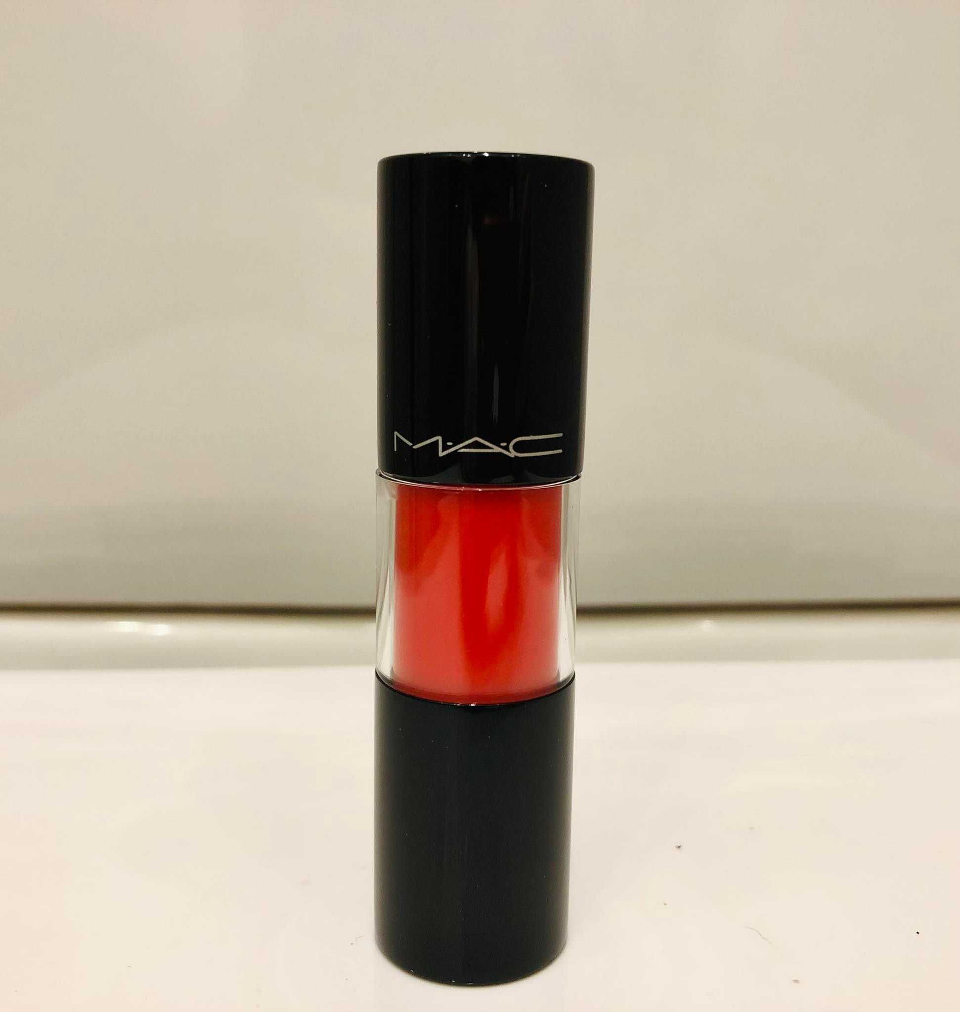 Batom Líquido Cremoso Versicolour Varnish da MAC - Vermelho