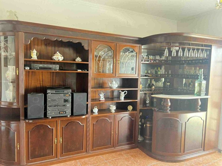 Móvel grande com bar