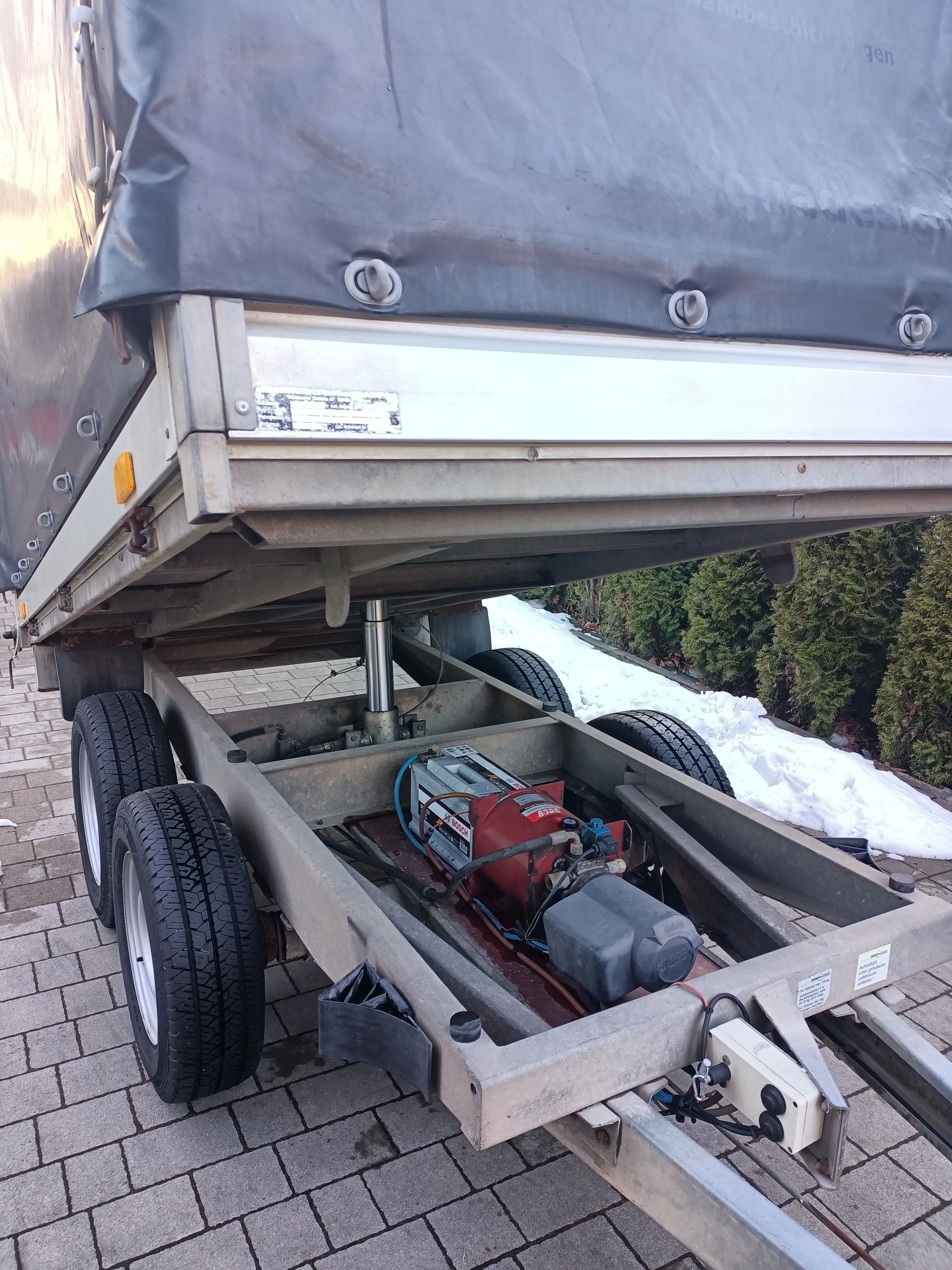 Przyczepa dwuosiowa 2,5 T z kiprem i nadstawki