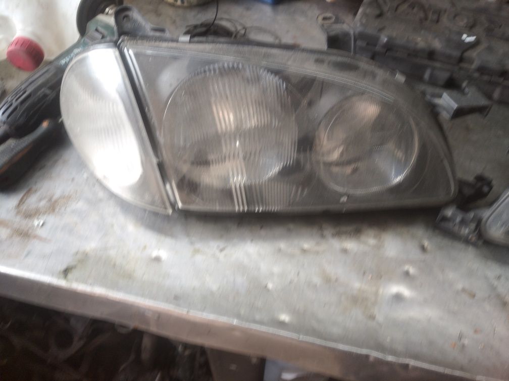 Toyota Avensis Lampa przednia