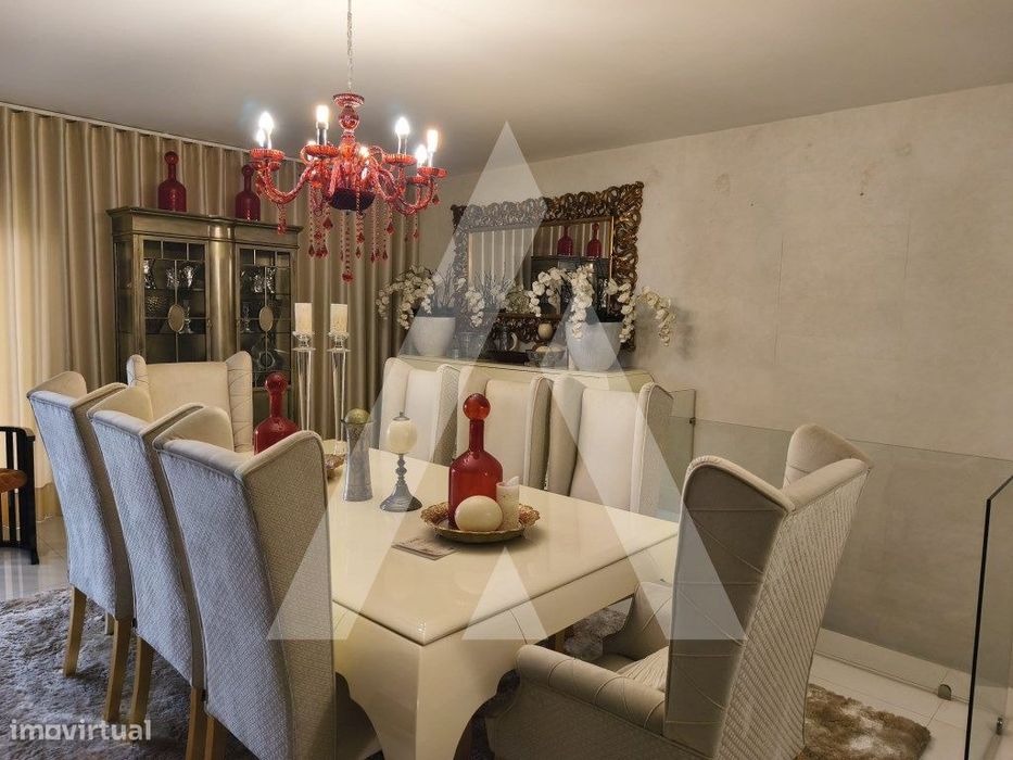 Armazém com apartamento T4 e terreno próximo de uma zona industrial.