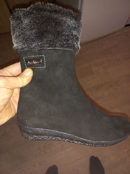 Продам нові замшеві жіночі чобітки 35 розміру