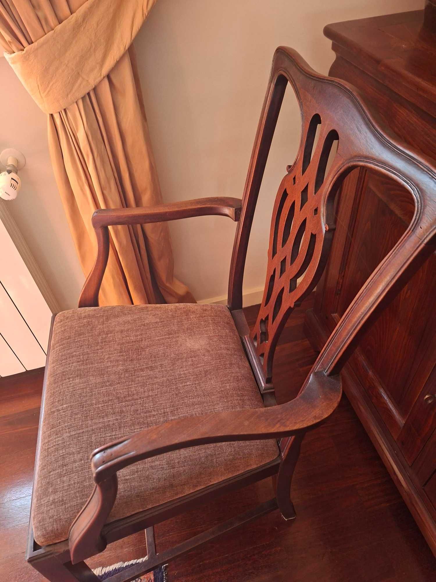 Sala Jantar mesa tipo George 8, 4  armários aparador e 10 cadeiras